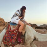 Gizem Karaca Instagram - Evet, bir noktada ‘ Devede de boy var“ esprisi yapıldı… 🐫🏜️🪬🔆