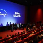 Gizem Karaca Instagram - ‘Özür Dilerim’ önizleme gecesinden minnoş görüntüler bırakıyorum buraya. 🧿💙 14 Nisan @disneyplustr de! @ibrahimbuyukak @oguzhankoctv @25film