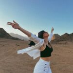 Gizem Karaca Instagram - Yaşadığım en keyfli deneyimlerden biriydi! * Atın beni DESERTLEREEE! 😜🪬☮️🤍