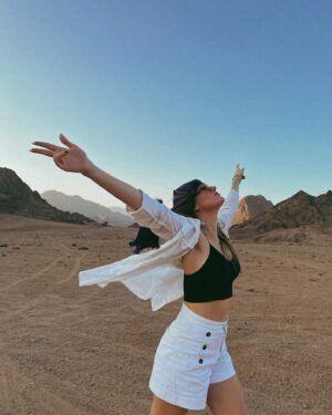 Gizem Karaca Instagram - Yaşadığım en keyfli deneyimlerden biriydi! * Atın beni DESERTLEREEE! 😜🪬☮️🤍