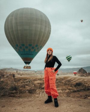 Gizem Karaca Instagram - Benimde bi balonlu fotom olmasınmıydııı. Hangisi fav yazın bakalım.. 😁🙈 @kayrasercan @kayrasercanphotography 🫵🏼📸