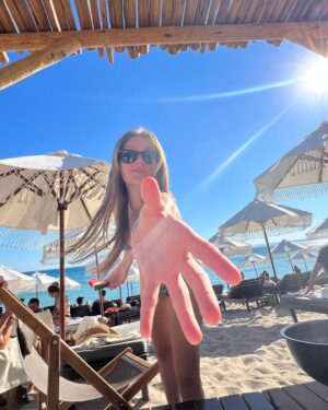 Gizem Karaca Instagram - Kum, Güneş, Karpuz ve Çiller 🍉🥹🪸☀️🐚