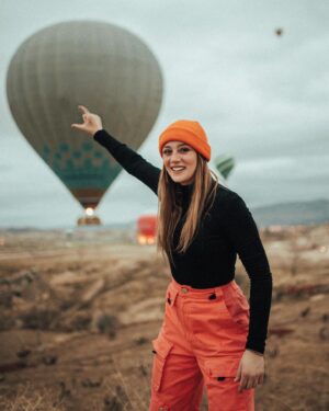 Gizem Karaca Instagram - Benimde bi balonlu fotom olmasınmıydııı. Hangisi fav yazın bakalım.. 😁🙈 @kayrasercan @kayrasercanphotography 🫵🏼📸