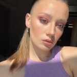 Gizem Karaca Instagram - Won’t take anything serious anymore sorry, zaten Webb e göre bir kum tanesi kadar bile değilmişiz. 🕺🏼🫶🏻