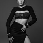 Gizem Karaca Instagram - 🖤🖤🖤 @episodedergi Röportaj: Yasemin Şefik @yaseminsefik Fotoğraf: Jiyan Kızılboğa @jiyankizilboga Moda Editörü: Ece Şişik Saydam @ecesisik Saç: Mutlu Ahmet Sinan @mutluahmet.sinan Makyaj: Uğur Kıral @ugurkiral Fotoğraf Asistanı: Mustafa Berber @mustafaberber Moda Editörü Asistanı: Zozan Çirik zozancirik , Sinem Aslıkara @sinemaslikara Saç Asistanı: Rojin Botan @rojinbotaann Studio: PAM The Studio @pamthestudio