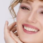 Gizem Karaca Instagram - Kullanımı aşırı kolay! 😍 Daha pratik ve daha yumuşak dokusu ile yüz hatlarını belirginleştirip aynı zamanda burun bölgenizi ve göz kenarlarınızı keskinleştirebilirsin! #kendiniyansıt @newwellmakeup 💄💋