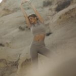 Gizem Karaca Instagram - Sürekli Kapadokyada dağ taş geziyorum gibi görünüyor ama öyle değil merak etmeyin 🙈😂 @bemanmagazine le çok tatliş bir weekenddi @belizbaran teşekkürler🙌🏻 @skecherstr beybisi de ordaydı böyle güzel kareler çıktı 🩵👟🫶🏻 #bemanweekend #rahatol #reklam