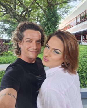 Glamour Garcia Instagram - COM O MAIOR AMOR DO MUNDO 🥳
Hoje fui modelo da minha amada @helio.vernaschi 🧡❤️
Tantos trabalhos juntas, tanta experiência e vivência… MEGA MASTER BLASTER ORGULHO❤️🧡
Ela arrasou hoje no @senac.marilia dando nome e sobrenome!!! TODA A TURMA MUITO LINDA AMEI ESTAR C VCS ❤️🙏🏼🌹