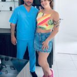 Glamour Garcia Instagram - PALAVRAS NÃO SÃO O SUFICIENTE PARA DESCREVER A EMOÇÃO DA REALIZAÇÃO E VIVÊNCIA DO MEU MAIOR SONHO 🧡❤️ GRAÇAS À DEUS FUI PRESENTEADA EM VIDA COM AMIZADE E O CARINHO DESTA PESSOA TÃO ILUMINADA ❤️🧡❤️🧡 OBRIGADA @drmartinsjr @transgendercenterbrazil POR FAZER PARTE DESTE CONTO DE FADAS QUE É A MINHA HUMILDE VIDINHA 🧡❤️🧡❤️