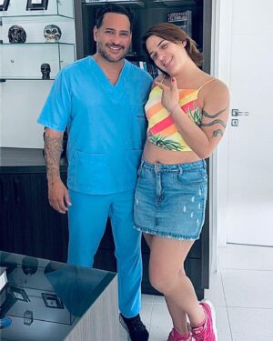 Glamour Garcia Instagram - PALAVRAS NÃO SÃO O SUFICIENTE PARA DESCREVER A EMOÇÃO DA REALIZAÇÃO E VIVÊNCIA DO MEU MAIOR SONHO 🧡❤️
GRAÇAS À DEUS FUI PRESENTEADA EM VIDA COM AMIZADE E O CARINHO DESTA PESSOA TÃO ILUMINADA ❤️🧡❤️🧡
OBRIGADA @drmartinsjr @transgendercenterbrazil POR FAZER PARTE DESTE CONTO DE FADAS QUE É A MINHA HUMILDE VIDINHA 🧡❤️🧡❤️