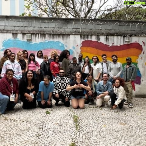 Glamour Garcia Instagram - @cclgbtisul é referência em saúde, convivência, cidadania e arte! Fazer parte da programação foi super realizador! 🏳️‍🌈🏳️‍⚧️🏳️‍🌈🏳️‍⚧️ ZONA SHOW ENTREGANDO TUDY 🏳️‍⚧️🏳️‍🌈 Lindo momento para matar a saudades de amados amigos que estavam presente 😍😇😍😊 Concepção e Atuação: Glamour Garcia Direção: Glamour Garcia e Alexandre Magno @alexandremagnoakaemilianomanso Dramaturgia: Glamour Garcia e Alexandre Magno @alexandremagnoakaemilianomanso Direção de Arte: Marcelo X Beleza e figurino: Rafael Bento Rosa @rafaelbentorosa Design de Figurino: Aia Lagogo Honda @lagoogoohonda DJ Alcimar @djalcimar Foto, Video e Design Gráfico: Leonardo Pequiar @leonardopequiar Produção: e Andrez Ghizze e Zuri Produção @ghizzeandrez @zuriproducoes