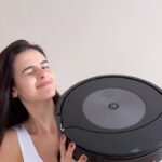 Glenda Loures Instagram - Quem aqui também tem MIL coisas pra fazer ao mesmo tempo? Depois que eu tive o Matteo e com a ajuda da @irobotbrasil, eu consigo ter o meu chão limpinho, que além de aspirar, ele ainda passa pano!! Incrivel, né? mas não só isso, eu ainda consigo acionar ele por comando de voz, o que facilita muitooo a minha vida, e pra quem tem criança e animais de estimação é melhor ainda pois ele possui um sistema de navegação inteligente, que evita obstáculos e desvia de objetos. Vem conhecer a nova tecnologia Roomba Combo J7 🤖💚 #publicidade