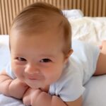 Glenda Loures Instagram - 21:54 e eu aqui amamentando e vendo esse vídeo com lágrimas nos olhos. A maternidade é difícil, gente. Ninguém me disse que seria fácil, mas no fundo a gente espera que as coisas não mudem tanto assim. Mas mudam. Mudam muito. Tudo fica meio fora do lugar. Muitas questões, dúvidas, medos, inseguranças. É difícil. Mas olha esse vídeo, esse rostinho, a conexão que meu filho tem comigo. Eu nao acreditava muito nesse negócio não, mas essa conexão é fora do normal! É um amor que não sabia que era possível sentir. É de doer na alma. A gente trocaria nossa vida pela dele. Realmente. Que coisa louca a maternidade.