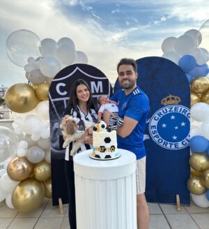 Glenda Loures Instagram - E nosso primeiro mesversario veio aí! A pergunta que não quer calar: Matteo vai ser Cruzeiro ou Galo? 
• 
Postei essa segunda foto só pra provar que ele não curtiu muito usar essa camisa não 😒