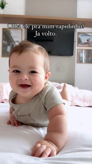 Glenda Loures Instagram - Ele acabou de acordar, não vai te dar trabalho não 😂💙