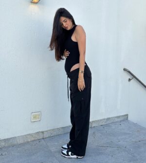 Glenda Loures Instagram - Olha só quem se adaptou com a cargo parachute, ou jogger, ou tectel, o nome que você quiser dar aí 😂✔️ A gente vai se virando pra entrar nas roupas e é isso