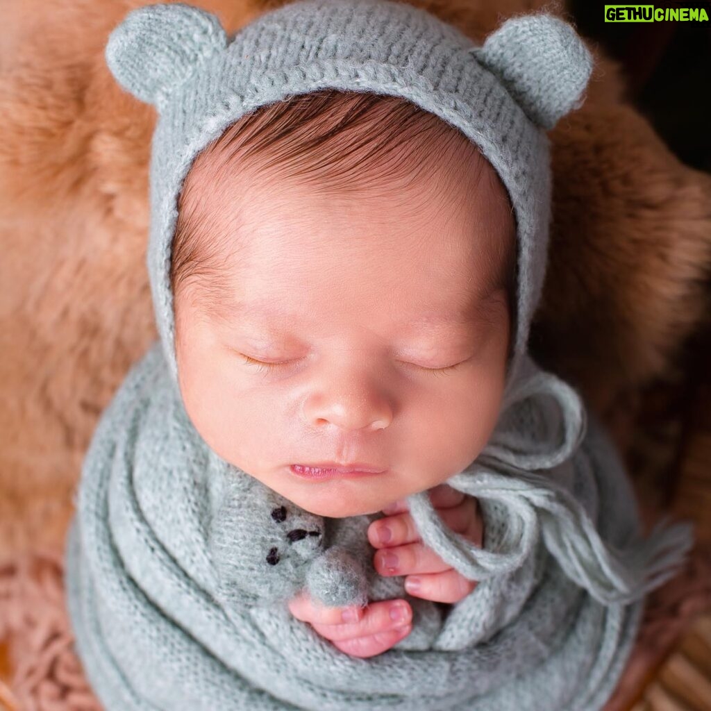 Glenda Loures Instagram - Segundou com ESSAS FOTOS SOCORRO COMO QUE EU FAÇO? Ainda bem que é meu filho essa belezura, pq posso apertar ele todo! Não dá gente, NÃO DÁ! • Registro impecável pelas mãos da @fotografia.ami @michelle_santosfotografia