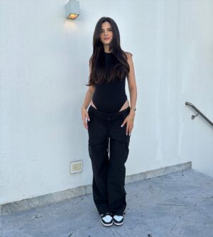 Glenda Loures Instagram - Olha só quem se adaptou com a cargo parachute, ou jogger, ou tectel, o nome que você quiser dar aí 😂✔️ A gente vai se virando pra entrar nas roupas e é isso