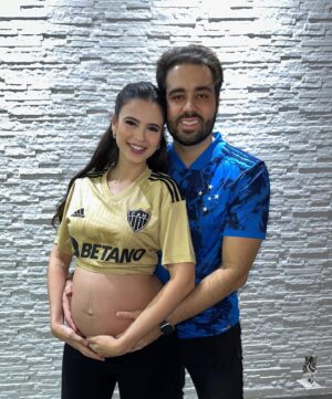 Glenda Loures Instagram - Dia de clássico hoje, e os papais rivais precisavam deixar a competitividade de lado pra registrar esse momento 🖤💙
