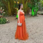 Glenda Loures Instagram - Vestido: @atelierninagabriela Penteado: @larissanooman Maquiagem: @carolstefh