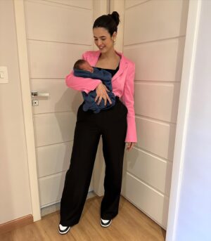 Glenda Loures Instagram - Tô atrasada na trend mas tá aí minha melhor versão: Barbie Mãe do Tetteo 😂💕💙