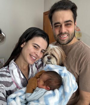 Glenda Loures Instagram - Finalmente em casa, família completa 💙🐶👶