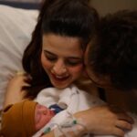 Glenda Loures Instagram - Relembrar o nascimento do Matteo é como reviver um dos dias mais importantes das nossas vidas! 🤍 Nós fizemos a coleta de células-tronco do Matteo junto com a @criogenesisbio e estou super feliz por esse parceiro tão especial estar comigo! As células-tronco possuem um enorme potencial terapêutico e podem ser encontradas no sangue e no tecido do cordão umbilical, no momento do parto, além da polpa de dente de leite. São inúmeros benefícios que a coleta pode trazer, vocês sabiam?! Já corre para o perfil de @criogenesisbio e conheçam mais!