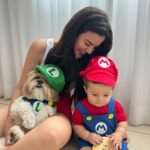 Glenda Loures Instagram – Tentei fazer a foto perfeita do Mário e Luigi, mas impossível colocar uma criança que não para quieta do lado de uma cachorra chata e tentar fazer ficar bom kkkkk
•
Enfim, fica aí o registro dos 8 meses com a dupla nada dinâmica 😂💙