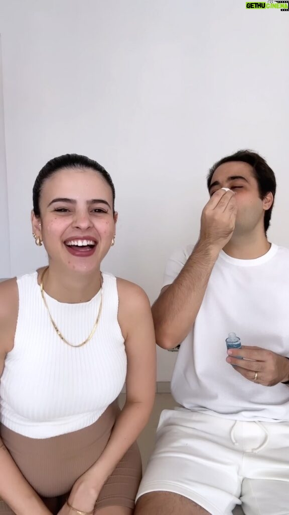 Glenda Loures Instagram - Comemorando 5 anos de casados fazendo o que eu amo, porque skincare sozinha é bom, mas em dupla é melhor ainda 💙 A linguagem é leve, fluída e pode ser divertida ou inspiradora, e com @neutrogenabr não poderia ser diferente! Eles estão com um desconto incrível de 35% em todos os produtos da linha Norwegian. Uso todos os dias, e a partir de hoje o Lucas vai usar também hahaha, bora cuidar da nossa pele 😉 #publicidade