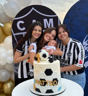 Glenda Loures Instagram - E nosso primeiro mesversario veio aí! A pergunta que não quer calar: Matteo vai ser Cruzeiro ou Galo? 
• 
Postei essa segunda foto só pra provar que ele não curtiu muito usar essa camisa não 😒