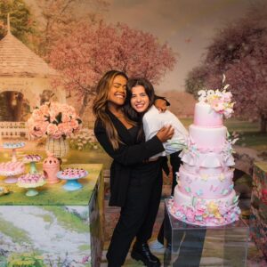 Glenda Loures Instagram - Clichê demais falar que o aniversario é seu, mas a gente que ganha o presente, mas impossível não ser clichê. Sou abençoada por ter você na minha vida e meu desejo é que você tenha o ciclo mais maravilhoso da sua vida até então pq você merece as coisas mais incríveis do mundo 💙💪 Te amo, prima