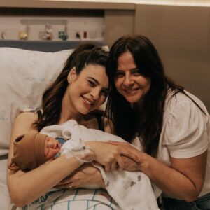 Glenda Loures Instagram - 14 de novembro 
•
O dia da minha mãe, melhor amiga, pra muitos a tia Jac, e agora cumprindo de forma tão incrível o  novo papel de vovó do Matteo. A pessoa mais animada que conheço, topa tudo, alma jovem e sempre disposta pra qualquer coisa hahah
•
 Depois que virei mãe, meus olhos pra minha mãe mudaram muito. A gente começa a entender tanta coisa. E ter minha mãe comigo nesse momento da minha vida, é muito mais do que pedi a Deus. Além de cuidar do Matteo, ela nunca esqueceu de cuidar de mim, como tem feito com tanto amor ao longo dos meus 29 anos.
•
Mae, te amo demais, obrigada por tanto. Que seu dia seja maravilhoso como você é. Deus foi bom comigo me dando você ❤️🎉🎂
•
Aproveita seu dia 😍😍😍