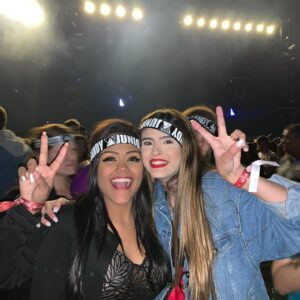 Glenda Loures Instagram - Clichê demais falar que o aniversario é seu, mas a gente que ganha o presente, mas impossível não ser clichê. Sou abençoada por ter você na minha vida e meu desejo é que você tenha o ciclo mais maravilhoso da sua vida até então pq você merece as coisas mais incríveis do mundo 💙💪 Te amo, prima