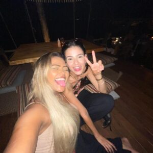 Glenda Loures Instagram - Clichê demais falar que o aniversario é seu, mas a gente que ganha o presente, mas impossível não ser clichê. Sou abençoada por ter você na minha vida e meu desejo é que você tenha o ciclo mais maravilhoso da sua vida até então pq você merece as coisas mais incríveis do mundo 💙💪 Te amo, prima