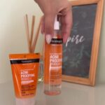 Glenda Loures Instagram - Vocês sabiam que @neutrogenabr tem uma linha de limpeza para pele acneica? A linha Acne Proofing é maravilhosa, ela tem máxima concentração de ácido salicílico e não agride a barreira da pele! Gente, e tem um cheirinho delicioso, a pele fica tudooo 🧡✨ O Gel de Limpeza é indicado para o uso diário, ele reduz e previne cravos e espinhas, limpando profundamente a pele. Já o Esfoliante desobstrui os poros e remove o excesso de sebo ao mesmo tempo que não agride a barreira natural da pele, a recomendação é usar até 2x na semana. E ó sempre consulte seu dermatologista antes de usar, viu? #Publicidade