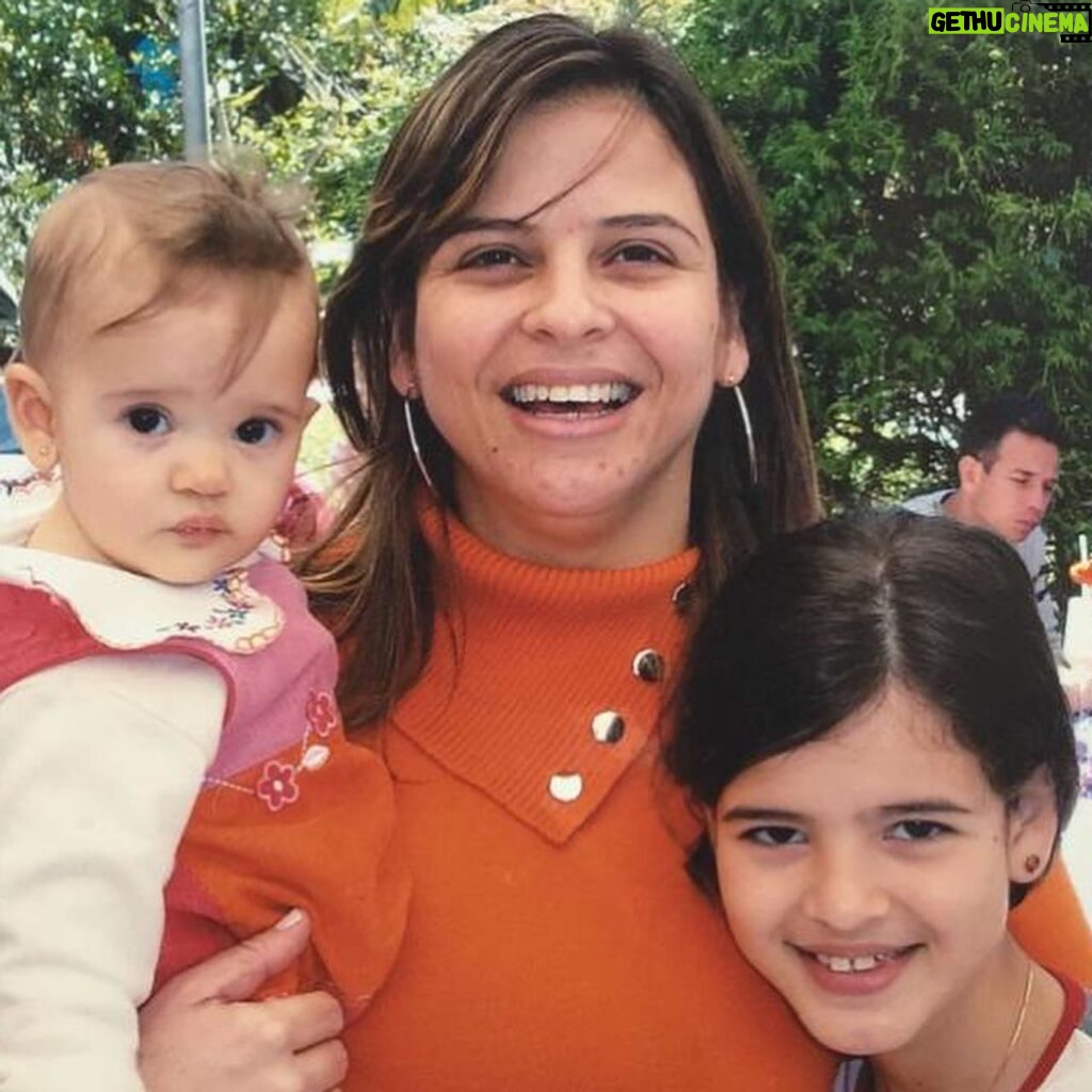 Glenda Loures Instagram - 14 de novembro • O dia da minha mãe, melhor amiga, pra muitos a tia Jac, e agora cumprindo de forma tão incrível o novo papel de vovó do Matteo. A pessoa mais animada que conheço, topa tudo, alma jovem e sempre disposta pra qualquer coisa hahah • Depois que virei mãe, meus olhos pra minha mãe mudaram muito. A gente começa a entender tanta coisa. E ter minha mãe comigo nesse momento da minha vida, é muito mais do que pedi a Deus. Além de cuidar do Matteo, ela nunca esqueceu de cuidar de mim, como tem feito com tanto amor ao longo dos meus 29 anos. • Mae, te amo demais, obrigada por tanto. Que seu dia seja maravilhoso como você é. Deus foi bom comigo me dando você ❤️🎉🎂 • Aproveita seu dia 😍😍😍