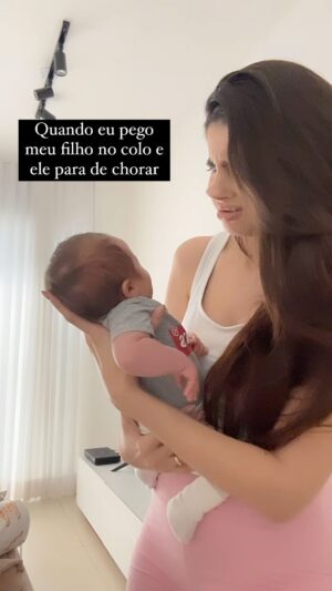 Glenda Loures Instagram - Já nasceu esperto, se faz de bobo, chora, e ganha o colo 😂