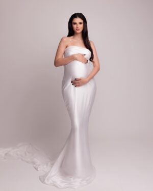 Glenda Loures Instagram - E que comece o feed do melhor ensaio da vida
🤍🤰
Gratidão por essa equipe dos sonhos: 
Photo e Make: @byjhonm 
Cabelo: @euandressahair 
Produção: @cia.brand
