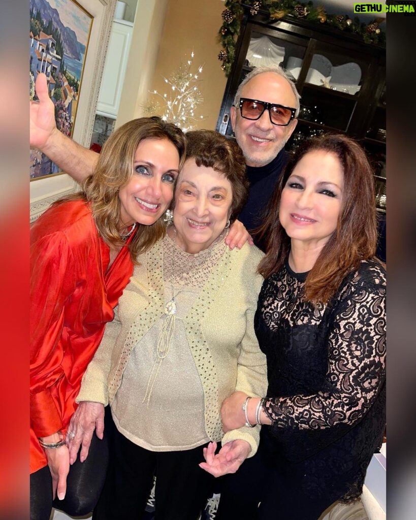 Gloria Estefan Instagram - 🎶Simply having a wonderful Christmastime🎶 Hope you are as well! 🎄❤️🎄❤️🎄❤️🎄❤️🎄❤️🎄 Pasándola lindo en familia y espero que ustedes también! 🎄❤️🎄❤️🎄❤️🎄