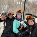 Gloria Estefan Instagram - It was such a great vacation that @sasha_argento_estefan had to be dragged off the mountain⛷️🤣✌️❤️🎶 Estuvieron tan buenas las vacaciones que hubo que arrastrar a Sasha para que bajara de la montaña! 🥰⛷️🥰⛷️🥰⛷️