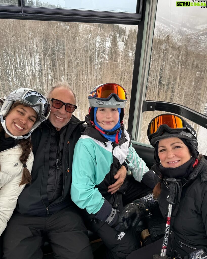 Gloria Estefan Instagram - It was such a great vacation that @sasha_argento_estefan had to be dragged off the mountain⛷️🤣✌️❤️🎶 Estuvieron tan buenas las vacaciones que hubo que arrastrar a Sasha para que bajara de la montaña! 🥰⛷️🥰⛷️🥰⛷️