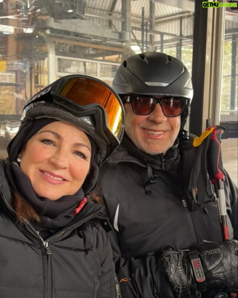 Gloria Estefan Instagram - It was such a great vacation that @sasha_argento_estefan had to be dragged off the mountain⛷️🤣✌️❤️🎶 Estuvieron tan buenas las vacaciones que hubo que arrastrar a Sasha para que bajara de la montaña! 🥰⛷️🥰⛷️🥰⛷️