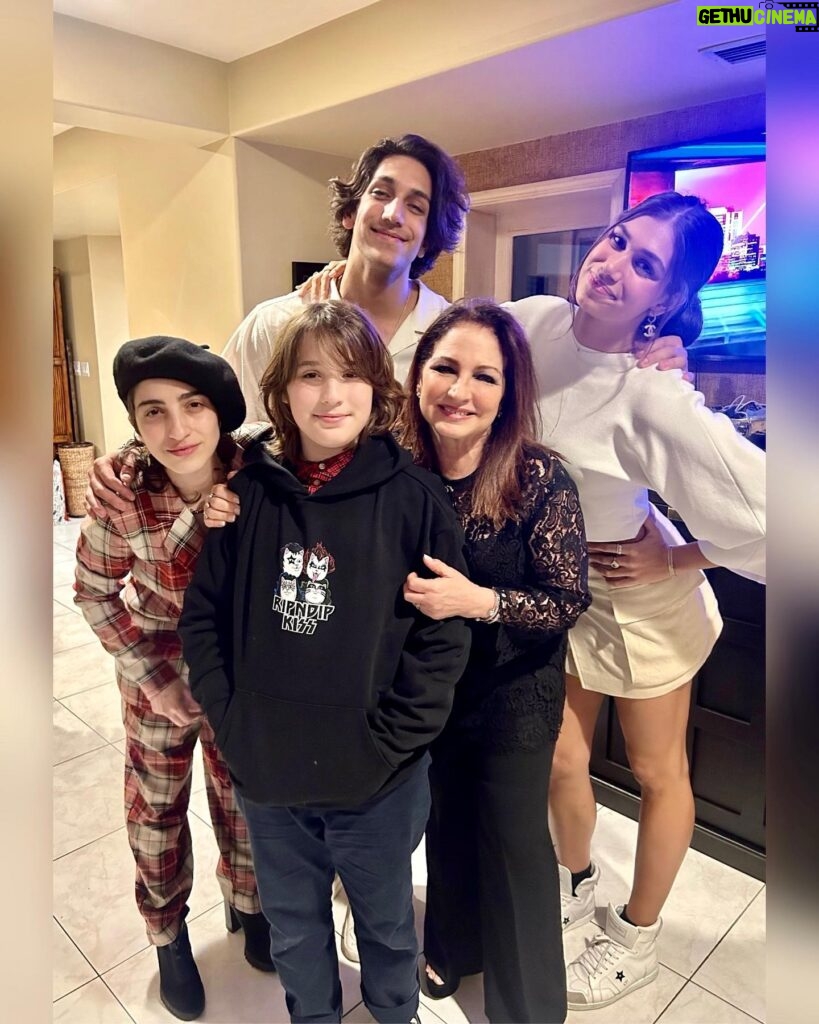 Gloria Estefan Instagram - 🎶Simply having a wonderful Christmastime🎶 Hope you are as well! 🎄❤️🎄❤️🎄❤️🎄❤️🎄❤️🎄 Pasándola lindo en familia y espero que ustedes también! 🎄❤️🎄❤️🎄❤️🎄