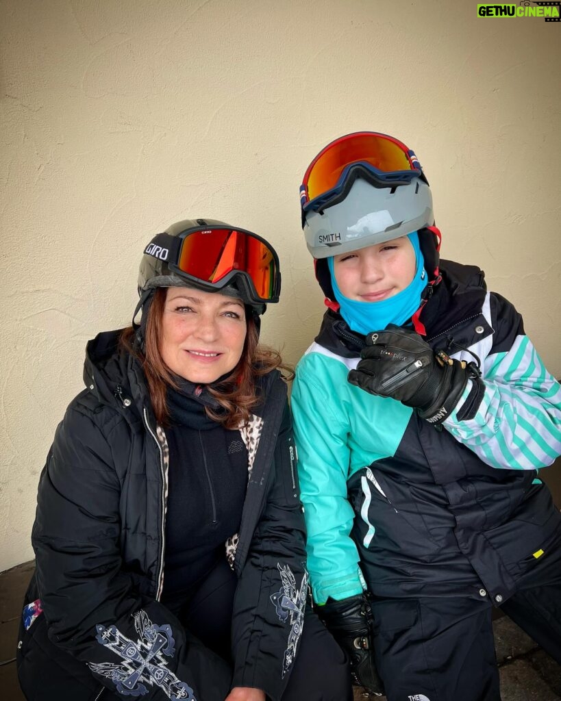 Gloria Estefan Instagram - JOY!! 🤩 ALEGRIA!!⛷️❤️