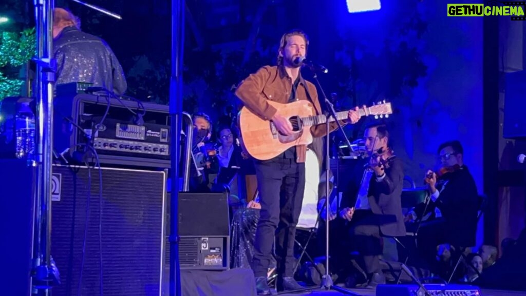 Gloria Estefan Instagram - What a beautiful night full of music and talent!! We got to enjoy an open air concert in the @miamidesigndistrict produced by @emilioestefanjr (my baby) and with the incredible sounds of @miamisymphony and their conductor @eduardomarturet ! And the voices of @anavillafaneofficial @ericleemusic @thewailersofficial carloscamilo27 👏👏👏🎶🎶🎶 ¡Qué hermosa noche llena de música y talento! ¡Pudimos disfrutar de un concierto al aire libre en el @miamidesigndistrict producido por @emilioestefanjr (mi bebé) y con los increíbles sonidos de @miamisymphony y su director @eduardomarturet! Y las voces de @anavillafaneofficial @ericleemusic @thewailersofficial carloscamilo27 👏👏👏🎶🎶🎶