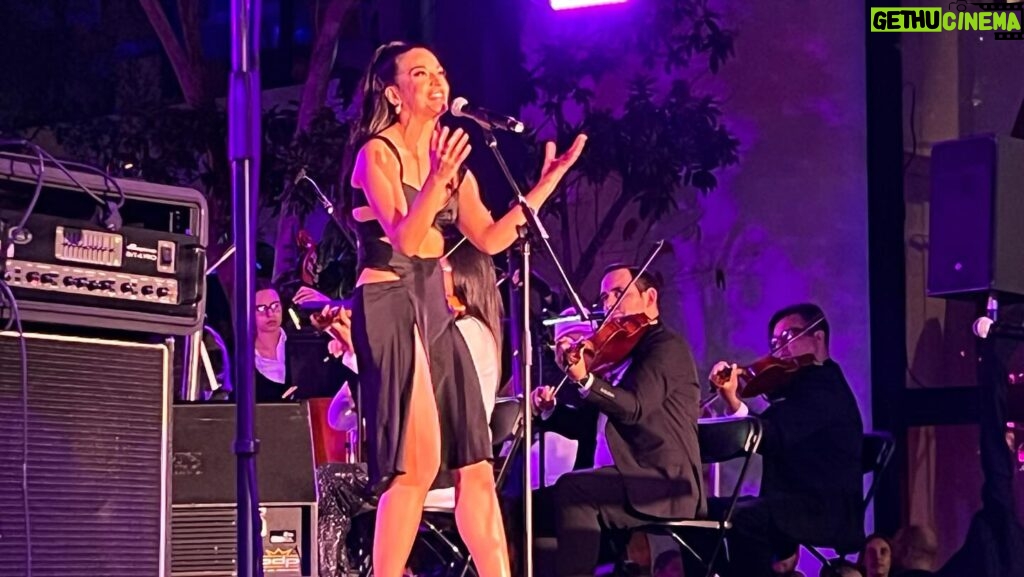 Gloria Estefan Instagram - What a beautiful night full of music and talent!! We got to enjoy an open air concert in the @miamidesigndistrict produced by @emilioestefanjr (my baby) and with the incredible sounds of @miamisymphony and their conductor @eduardomarturet ! And the voices of @anavillafaneofficial @ericleemusic @thewailersofficial carloscamilo27 👏👏👏🎶🎶🎶 ¡Qué hermosa noche llena de música y talento! ¡Pudimos disfrutar de un concierto al aire libre en el @miamidesigndistrict producido por @emilioestefanjr (mi bebé) y con los increíbles sonidos de @miamisymphony y su director @eduardomarturet! Y las voces de @anavillafaneofficial @ericleemusic @thewailersofficial carloscamilo27 👏👏👏🎶🎶🎶