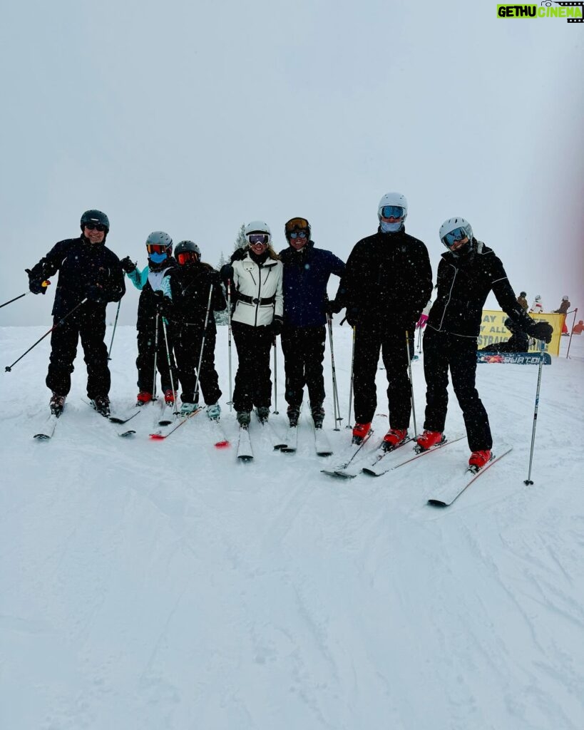 Gloria Estefan Instagram - JOY!! 🤩 ALEGRIA!!⛷️❤️