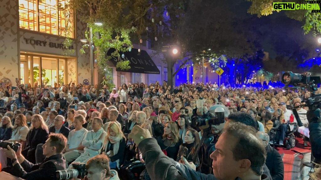 Gloria Estefan Instagram - What a beautiful night full of music and talent!! We got to enjoy an open air concert in the @miamidesigndistrict produced by @emilioestefanjr (my baby) and with the incredible sounds of @miamisymphony and their conductor @eduardomarturet ! And the voices of @anavillafaneofficial @ericleemusic @thewailersofficial carloscamilo27 👏👏👏🎶🎶🎶 ¡Qué hermosa noche llena de música y talento! ¡Pudimos disfrutar de un concierto al aire libre en el @miamidesigndistrict producido por @emilioestefanjr (mi bebé) y con los increíbles sonidos de @miamisymphony y su director @eduardomarturet! Y las voces de @anavillafaneofficial @ericleemusic @thewailersofficial carloscamilo27 👏👏👏🎶🎶🎶