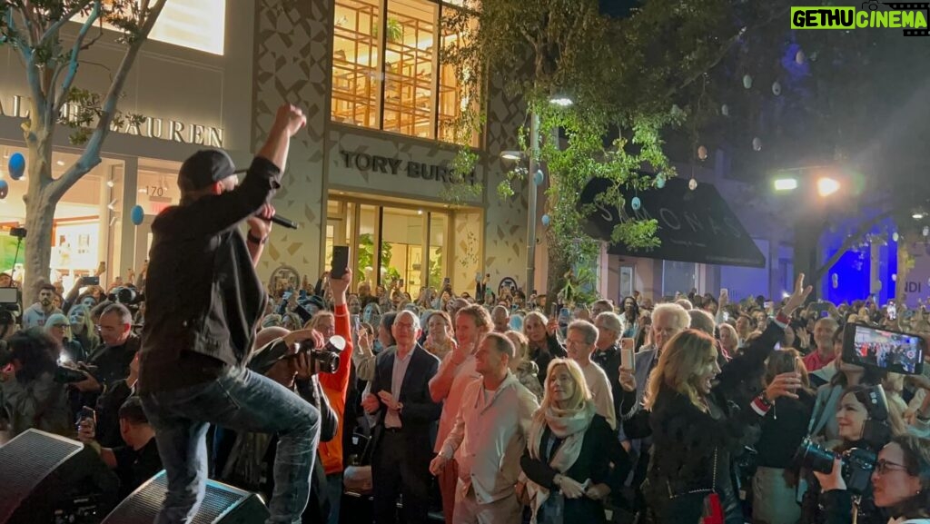 Gloria Estefan Instagram - What a beautiful night full of music and talent!! We got to enjoy an open air concert in the @miamidesigndistrict produced by @emilioestefanjr (my baby) and with the incredible sounds of @miamisymphony and their conductor @eduardomarturet ! And the voices of @anavillafaneofficial @ericleemusic @thewailersofficial carloscamilo27 👏👏👏🎶🎶🎶 ¡Qué hermosa noche llena de música y talento! ¡Pudimos disfrutar de un concierto al aire libre en el @miamidesigndistrict producido por @emilioestefanjr (mi bebé) y con los increíbles sonidos de @miamisymphony y su director @eduardomarturet! Y las voces de @anavillafaneofficial @ericleemusic @thewailersofficial carloscamilo27 👏👏👏🎶🎶🎶