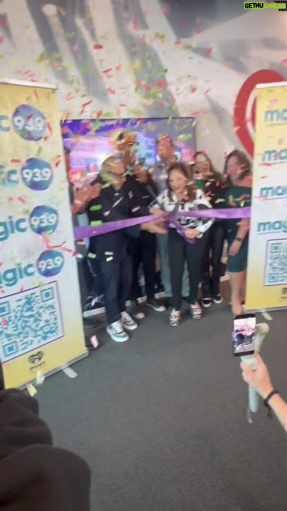 Gloria Estefan Instagram - Congratulations @939miami the new station at @iheartradio #RibbonCutting we are honored to be the Padrinos! 🎶❤️🎶❤️ Felicidades @939miami, la nueva estación de @iheartradio #RibbonCutting, ¡nos sentimos honrados de ser los Padrinos! 🎶❤️ Everybody tune in and listen to all of your favorites from the 80s and 90s! Tus favoritas de siempre! @humbertoelgato